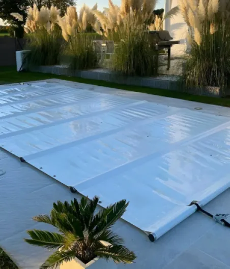 ANKO PLANEN Couverture de Piscine de sécurité Enroulable pour Une sécurité maximale - Bâche Camion PVC 680 g/m² - Couverture Toutes Saisons été & Hiver - sans Barres (4 m x 7 m, Anthracite RAL7016)