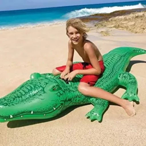 Test Intex bouée grand crocodile à chevaucher : le gros croco qui envahit la piscine