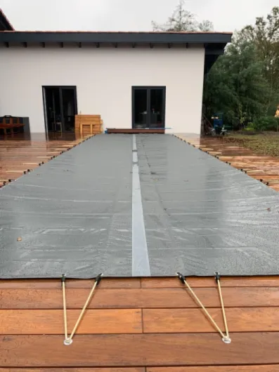 Bâche d'Hivernage Anthracite 8,60 x 4,60 m Piscine Maximum 8 x 4 m avec Grille Centrale d'Evacuation - Fabrication Française - Direct Usine - 550 g/m² - Livrée avec Sandows Cabiclic + Pitons Crosse 860 x 460 cm