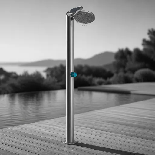 Douches piscine solaires : l’élégance d’une eau chauffée naturellement autour de votre bassin privé