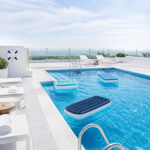Matelas gonflable pour piscine : confort, sécurité et élégance autour du bassin