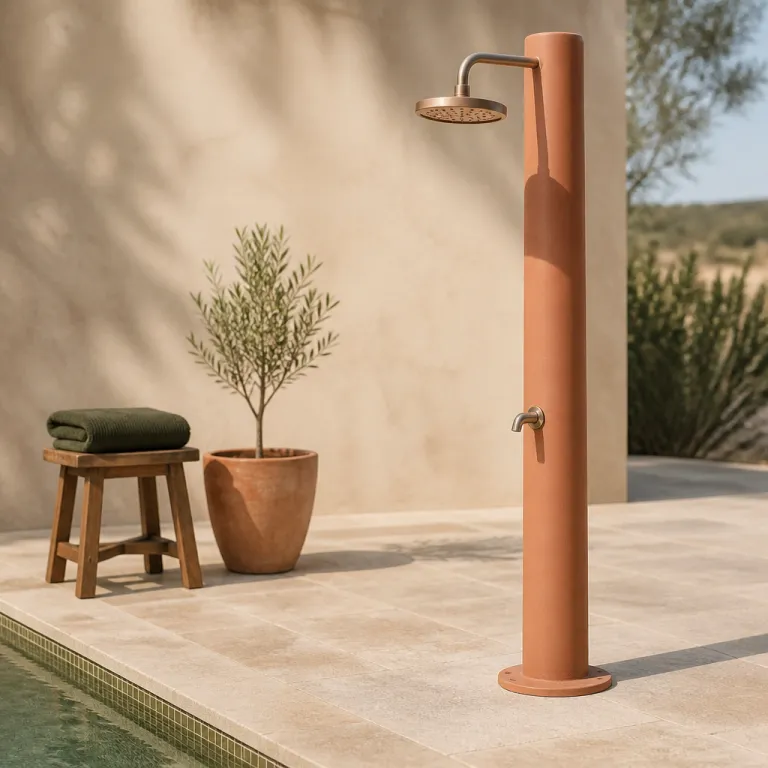 Douches solaires pour piscines : confort, hygiène et élégance autour du bassin